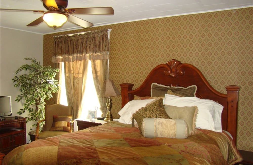 Vintage Charm Bed and Breakfast Hotel - photo 17