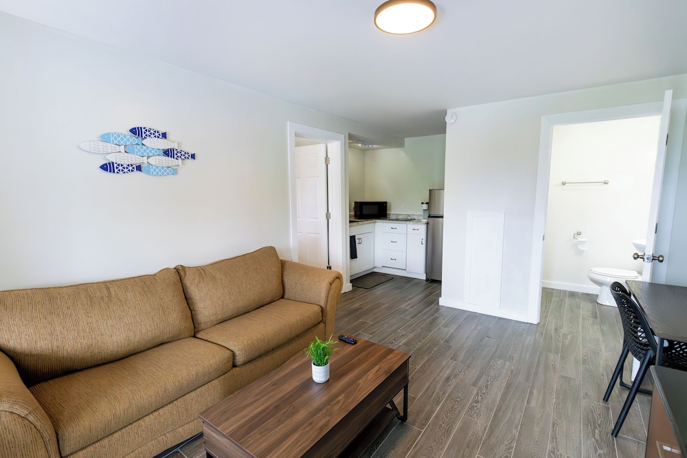 Anchor Bay Inn and Suites - photo 32