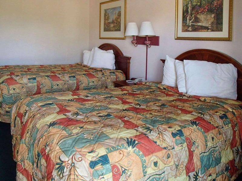 Rodeway Inn Leesburg Chain of Lakes - photo 5