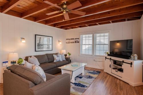 A Little Nauti by Oak Island Accommodations - photo 2