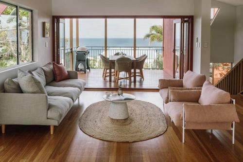 Tranquil Treetop Retreat with Pool and Ocean Views — 4-Star Luxury Hotel in Sunshine Beach, Australia