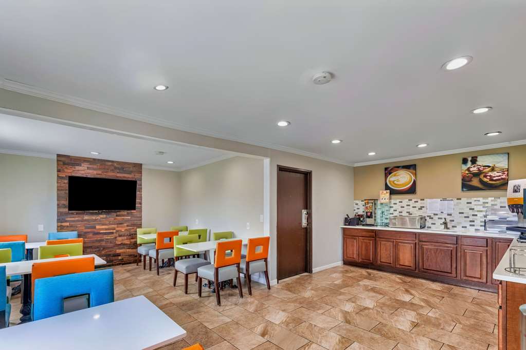 Days Inn by Wyndham Savannah Gateway I 95 - photo 19