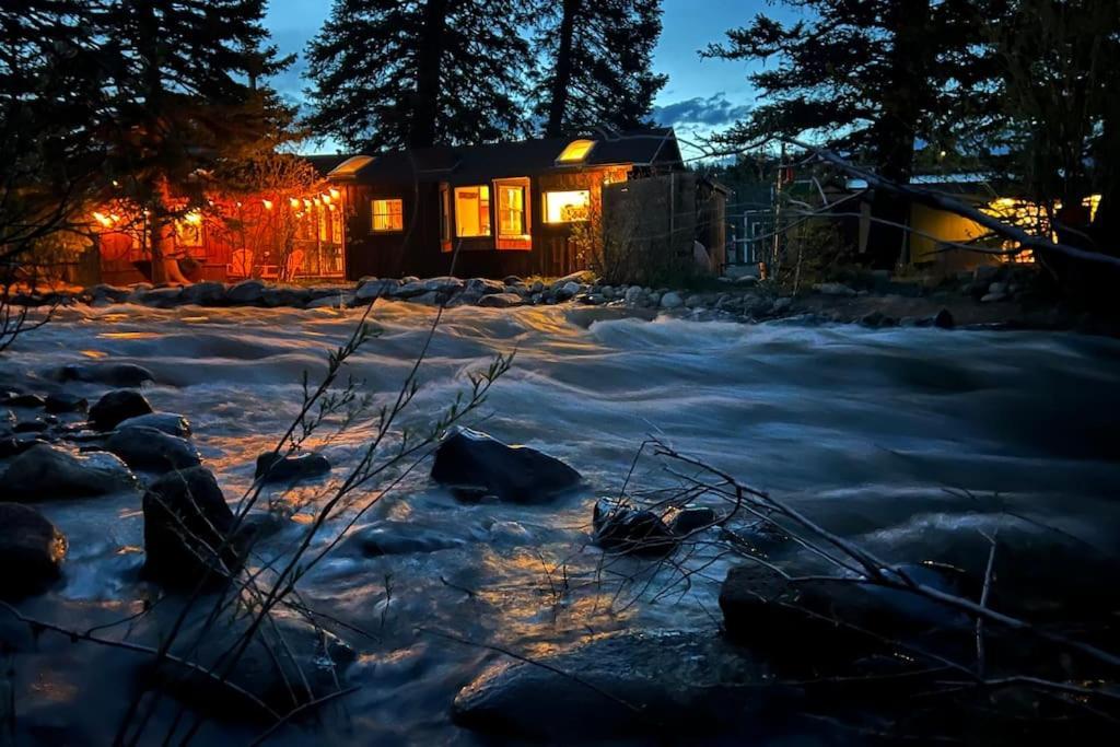 Thorpe on the Water. Creekside Nederland Cabin. — 4-Star Luxury Hotel in Nederland, United States