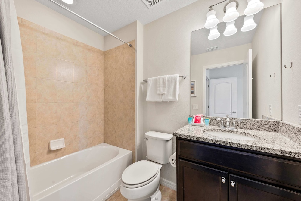 Beautiful Townhome With Splash Pool and Game Room - photo 48