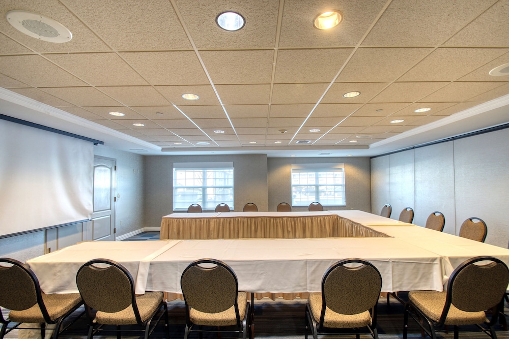 Holiday Inn Express Hotel & Suites Milwaukee Airport by IHG - photo 92