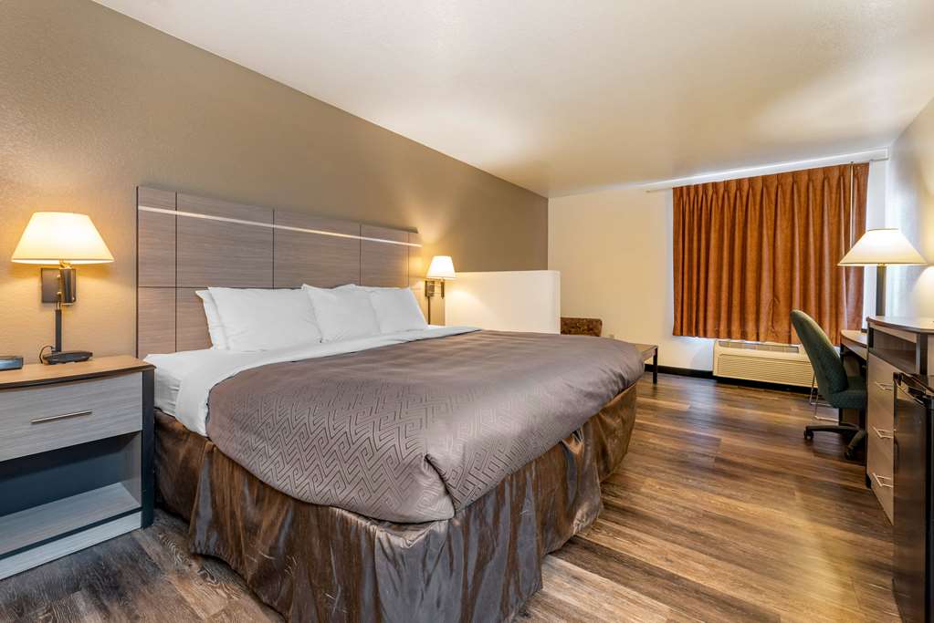 Econo Lodge Pueblo North - photo 8