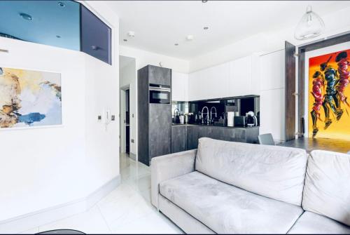 Luxury Knightsbridge apartment outside Harrods — 4-Star Luxury Hotel in London, United Kingdom