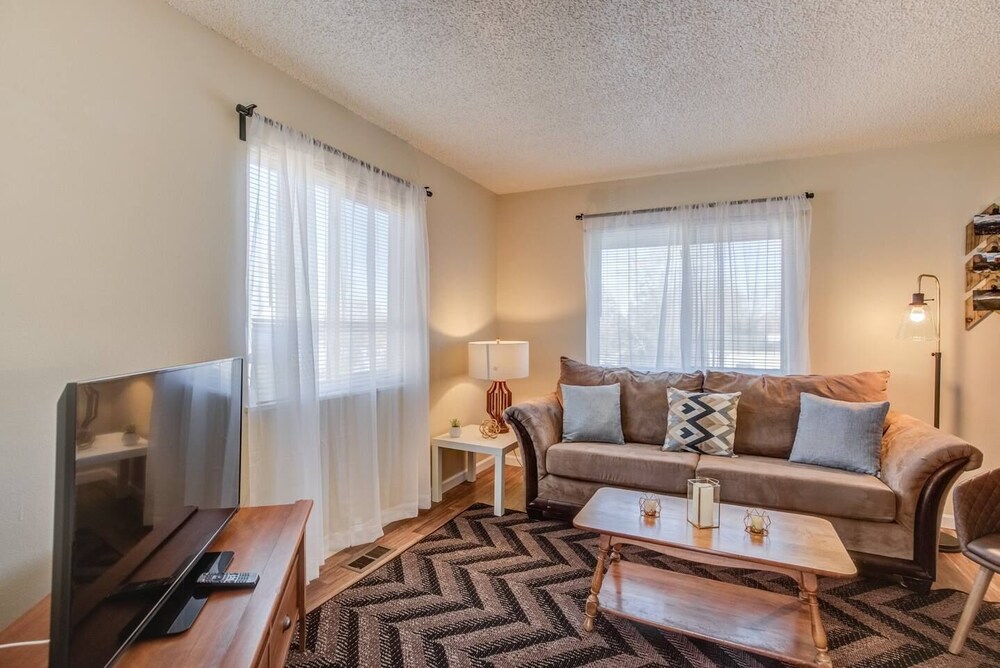 2BR Aptmt Parks Private Deck Mountain Views - photo 17