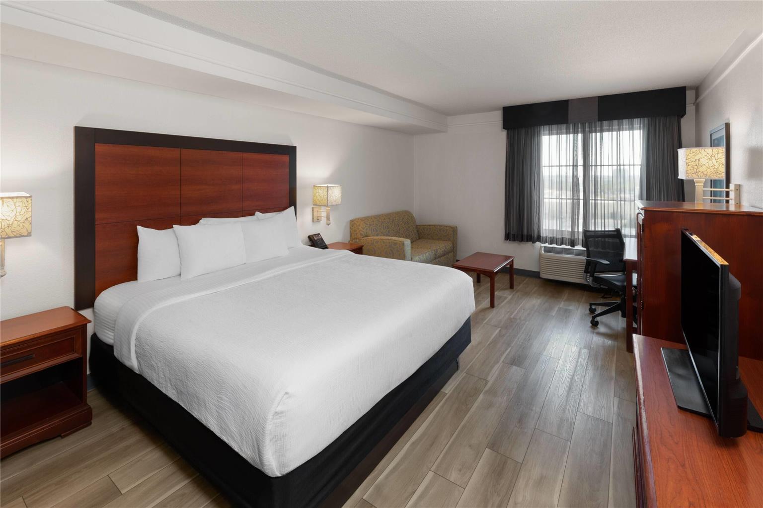 La Quinta Inn & Suites by Wyndham San Antonio Airport - photo 18