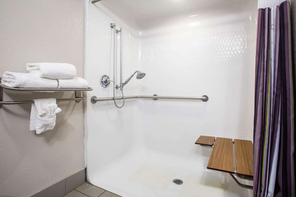 La Quinta Inn & Suites by Wyndham Pontoon Beach - photo 19
