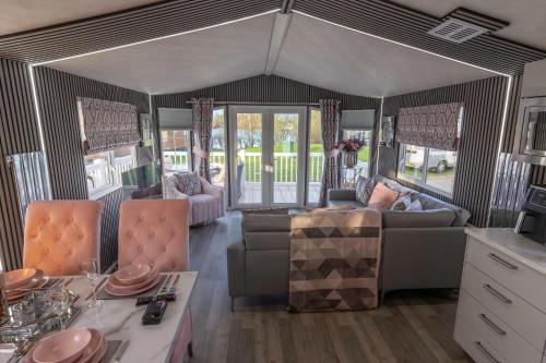 Tattershall VIP Retreat Hot tub stunning lakeside views newly refurbished to an amazing 5 star standard in Lincoln, United Kingdom