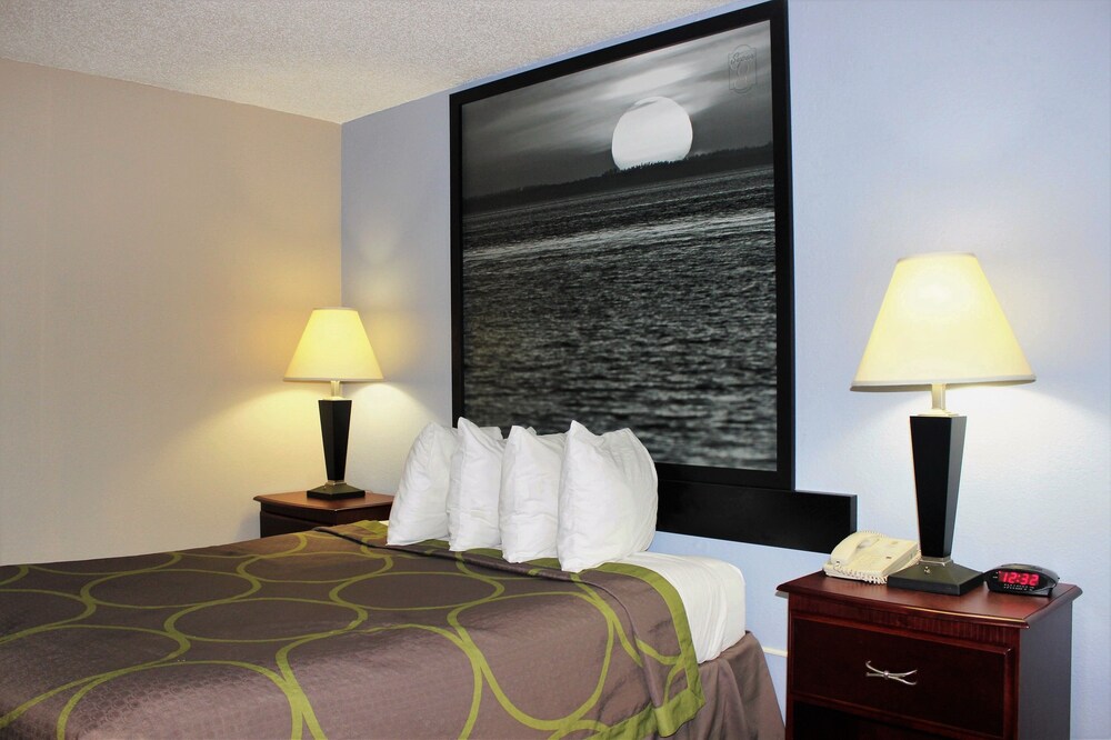 Super 8 by Wyndham Tuscaloosa - photo 12