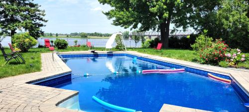 Lady Eden Waterfront Mansion No party — 4-Star Luxury Hotel in Montreal, Canada