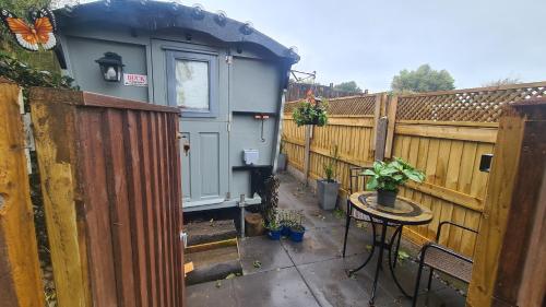 Blue bells Small but quirky & Cozy Shepherd’s Hut in Halkyn, United Kingdom