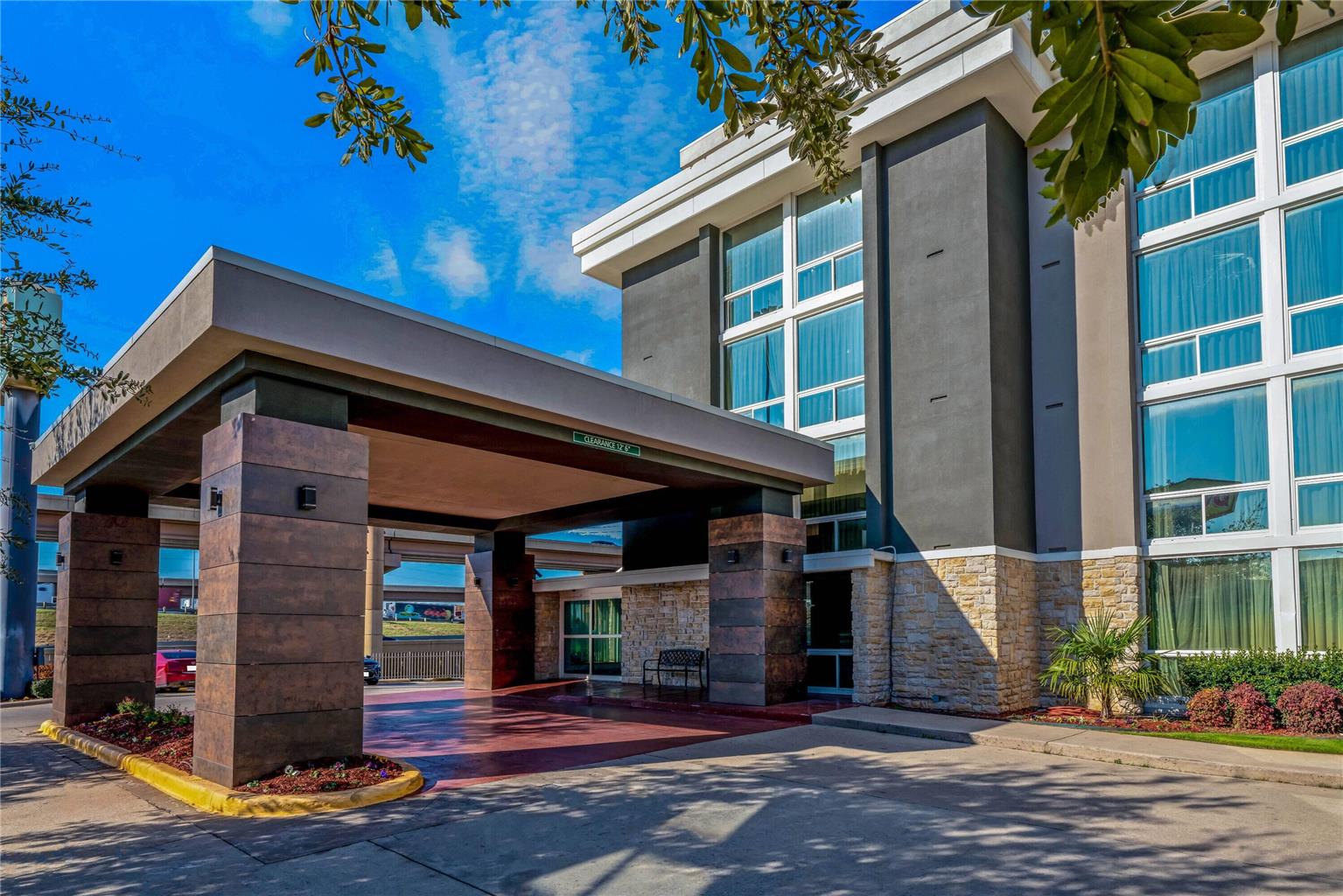 La Quinta Inn & Suites by Wyndham Dallas I 35 Walnut Hill Ln - photo 3