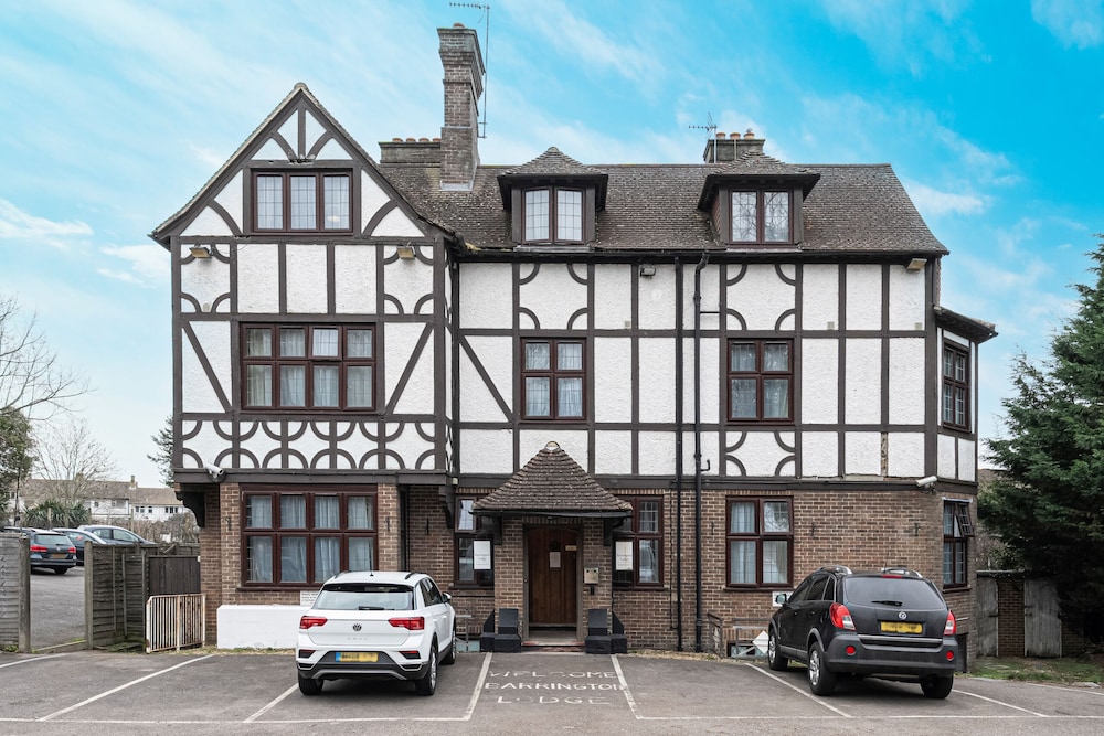 Barrington Lodge — 4-Star Luxury Hotel in Crawley, United Kingdom