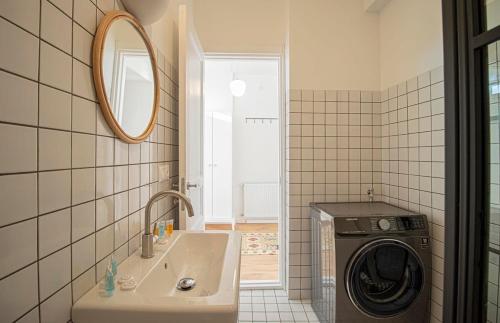 3BR Scenic Terrace Apt in Abanotubani By Wehost