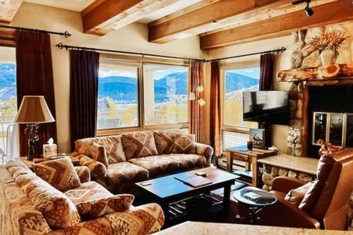 Majestic Mountain Nook — 4-Star Luxury Hotel in Crested Butte, United States