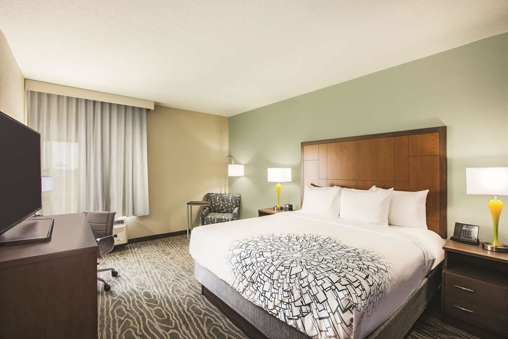 La Quinta Inn & Suites by Wyndham Wichita Northeast - photo 17