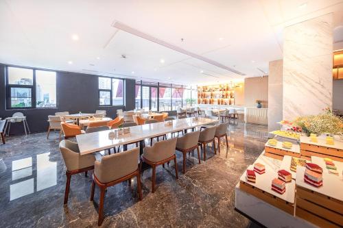 Shenzhen Huaqiangbei Atour Hotel — 4-Star Luxury Hotel in Shenzhen, People's Republic of China