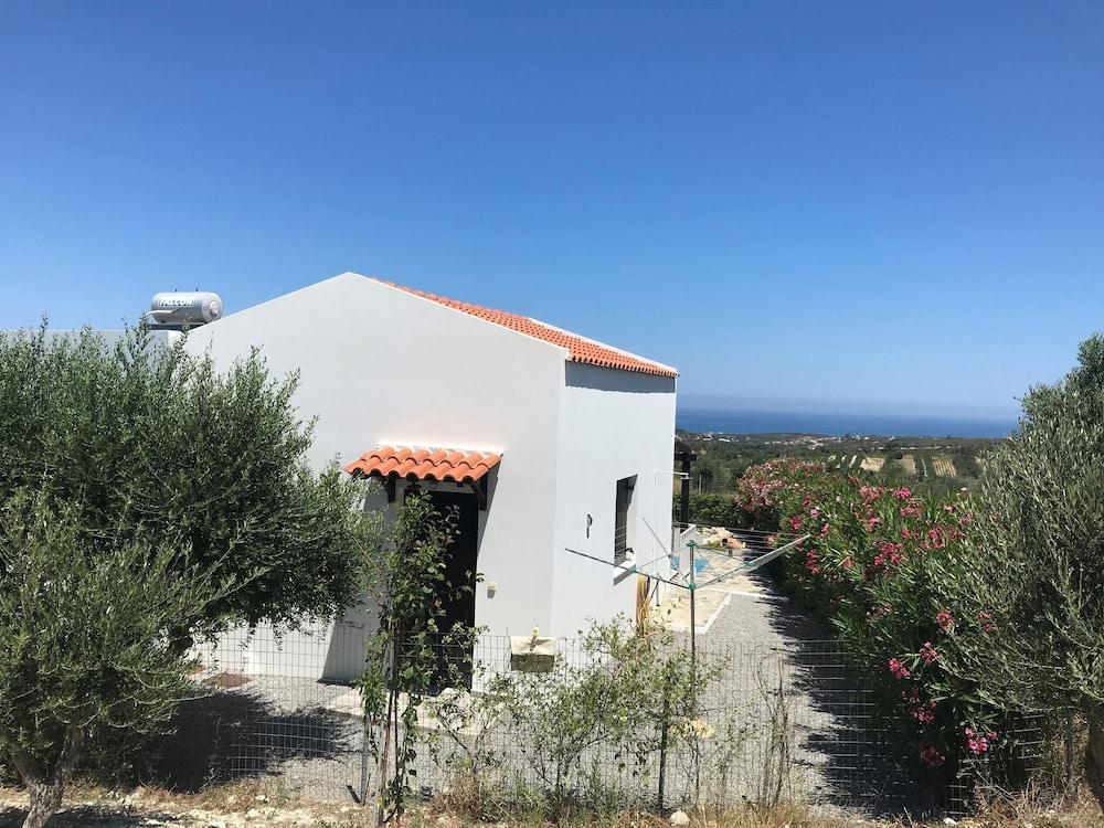 Cozy Villa with Pool and Parasol in Kirianna — 4-Star Luxury Hotel in Rethymno, Greece