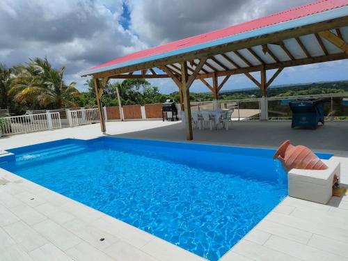 Coin tranquille avec vue panoramique et piscine in Unknown City, Guadeloupe