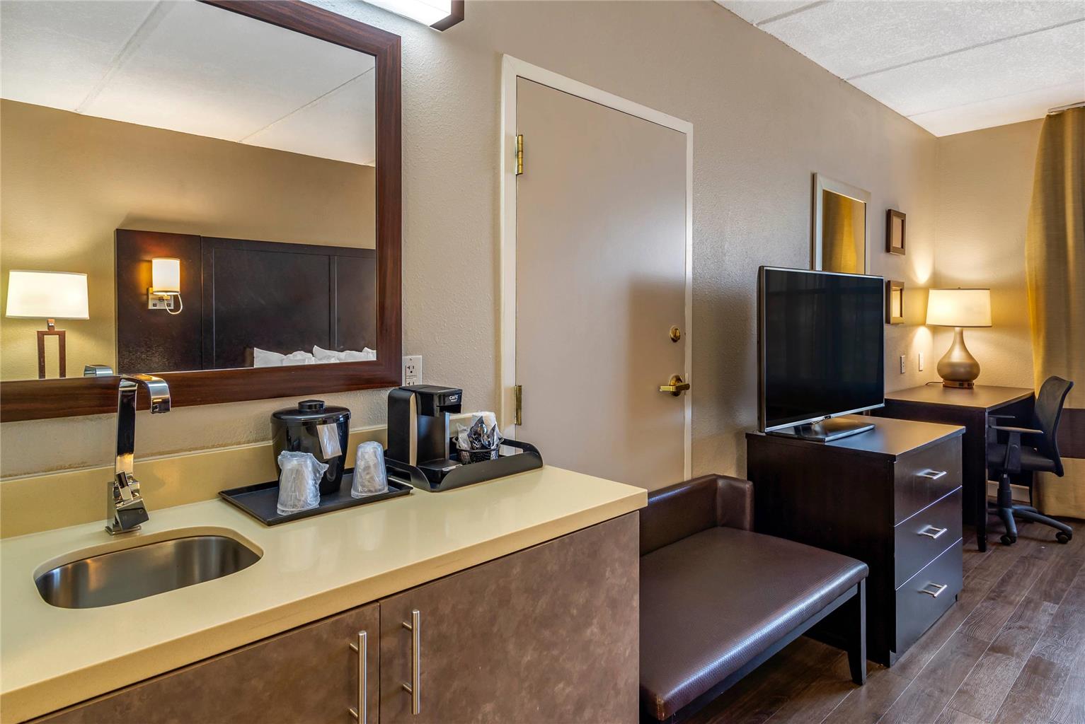 Comfort Inn & Suites near Six Flags - photo 7