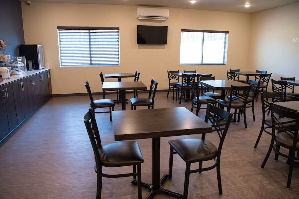 Cobblestone Inn & Suites Forest City - photo 33