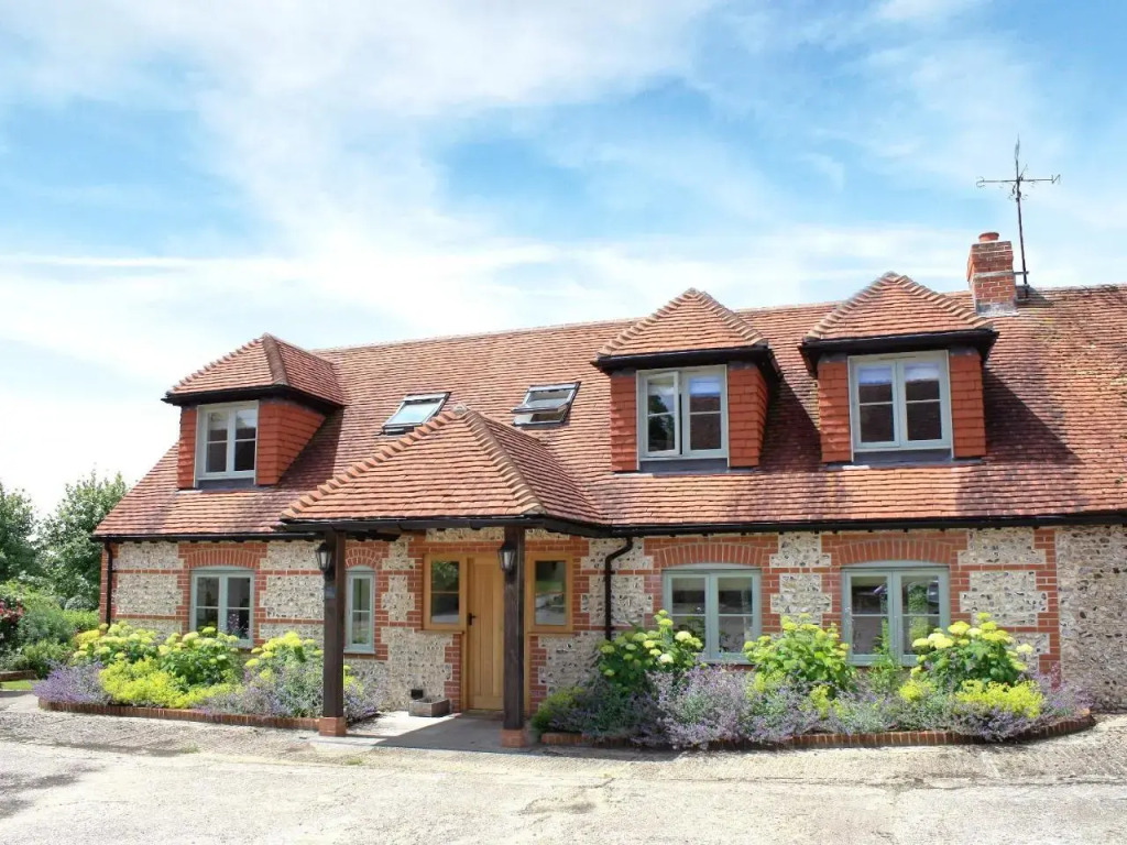 The Owl House — 5-Star Luxury Hotel in Bishops Waltham, United Kingdom