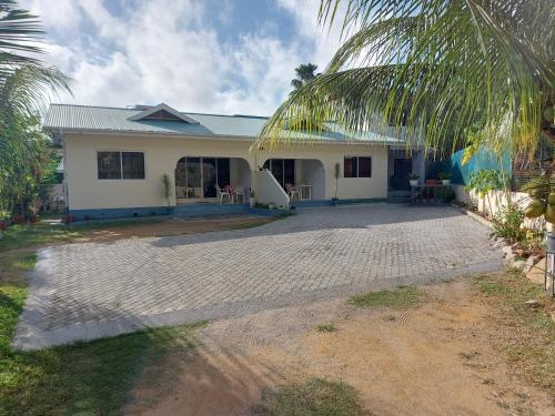 Farida Apartments — 4-Star Luxury Hotel in Anse Boileau, Seychelles