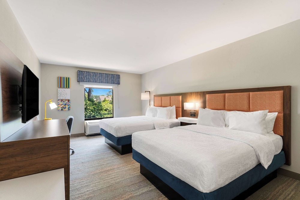 Hampton Inn Milford - photo 10