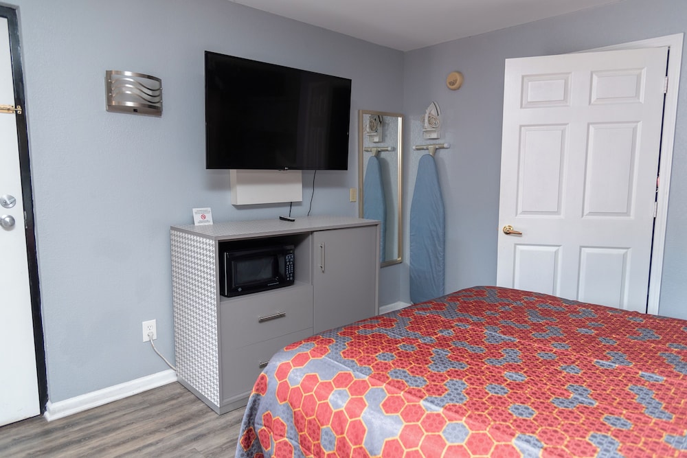 Columbus Inn and Suites - photo 8