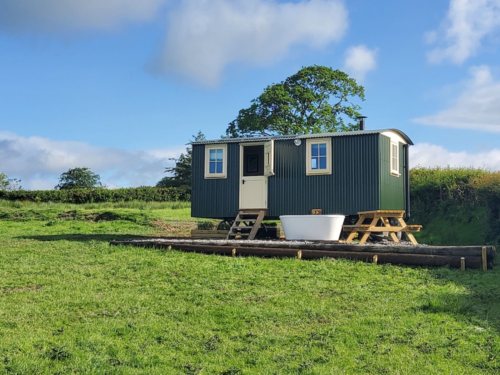 The Musterer’s Hut Outdoor Bath & Valley View in Carmarthen, United Kingdom