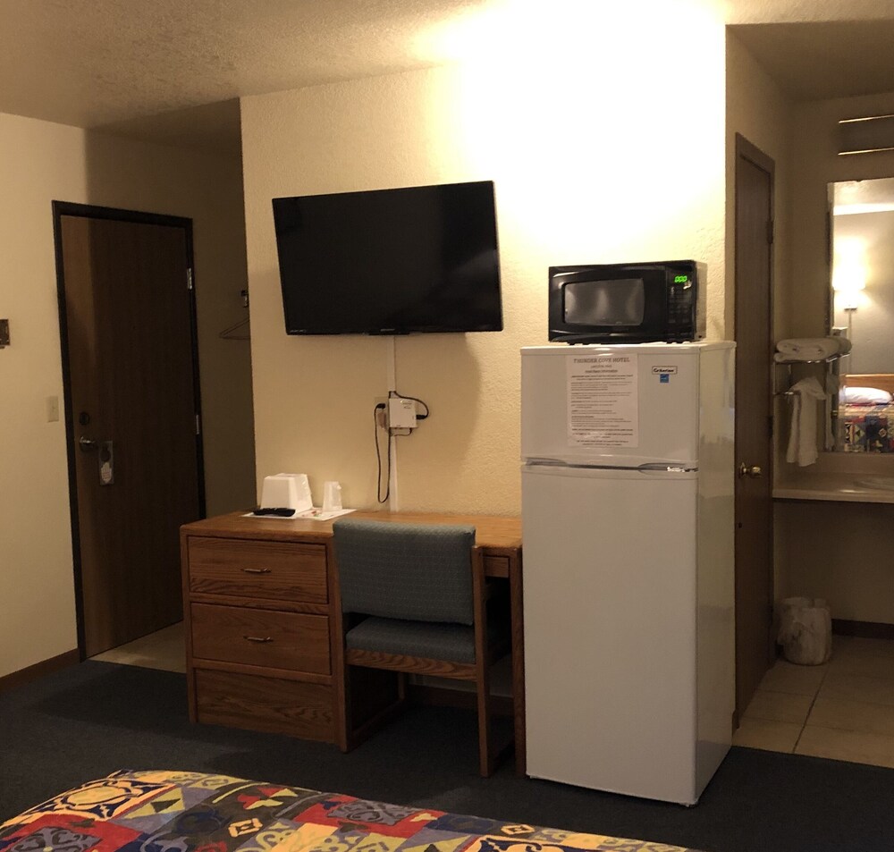 The Thunder Cove Hotel - photo 12