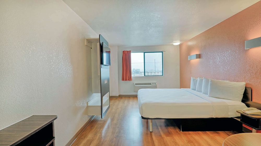 Studio 6 Suites Los Angeles CA Los Angeles LAX - photo 7