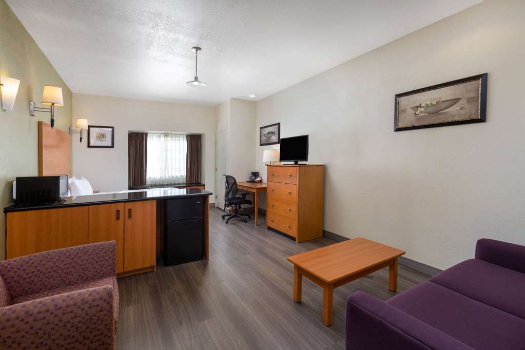 La Quinta Inn & Suites by Wyndham Tulare - photo 32
