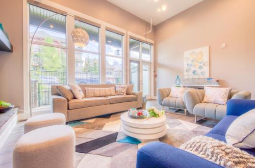 Nomad by Samsara Resort Panorama Top View 4BR & 5BTH in Canmore, Canada