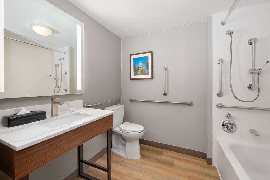 La Quinta Inn & Suites by Wyndham Dallas DFW Airport North - photo 17