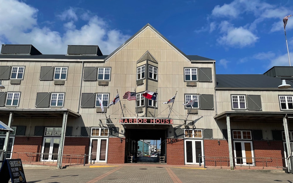 Harbor House at Pier 21