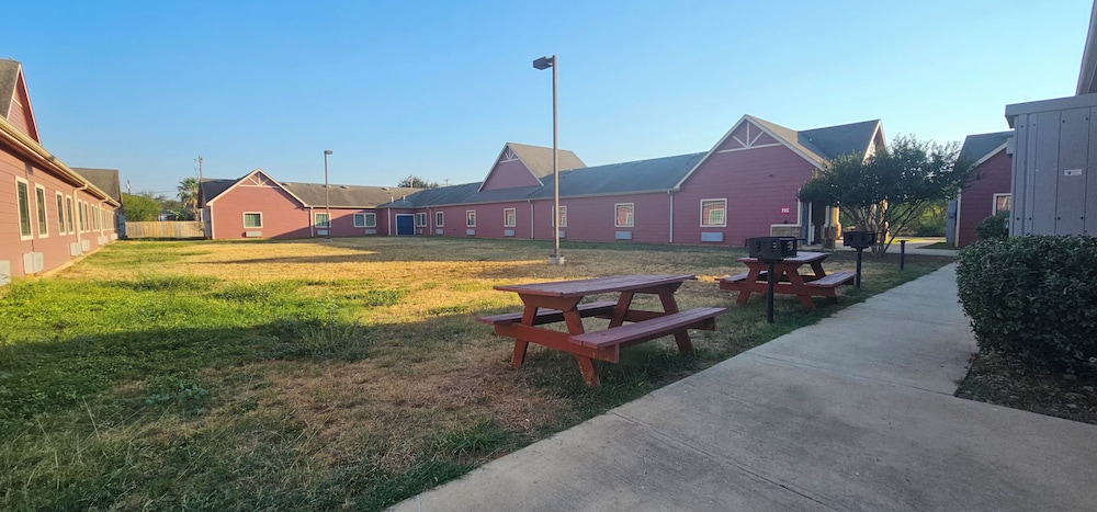 Dilley Motor Inn - photo 25