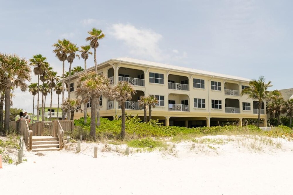Direct Beach Front — 4-Star Luxury Hotel in Bradenton Beach, United States