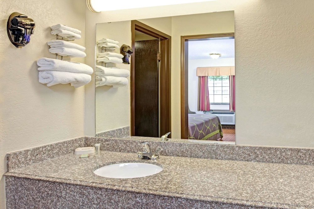 Super 8 by Wyndham Shawnee - photo 25