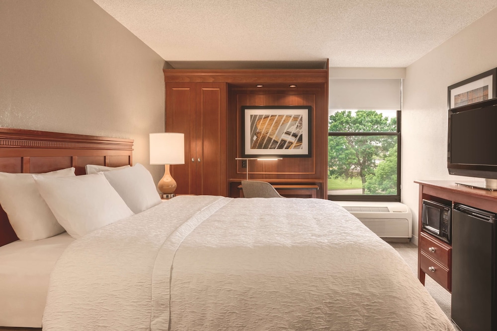 Hampton Inn Des Moines Airport - photo 9