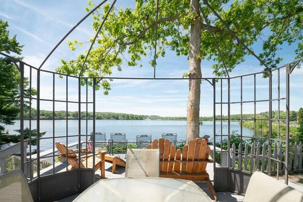 Waterfront Resort with Bikes Docks Bbq — hotel in Muskegon