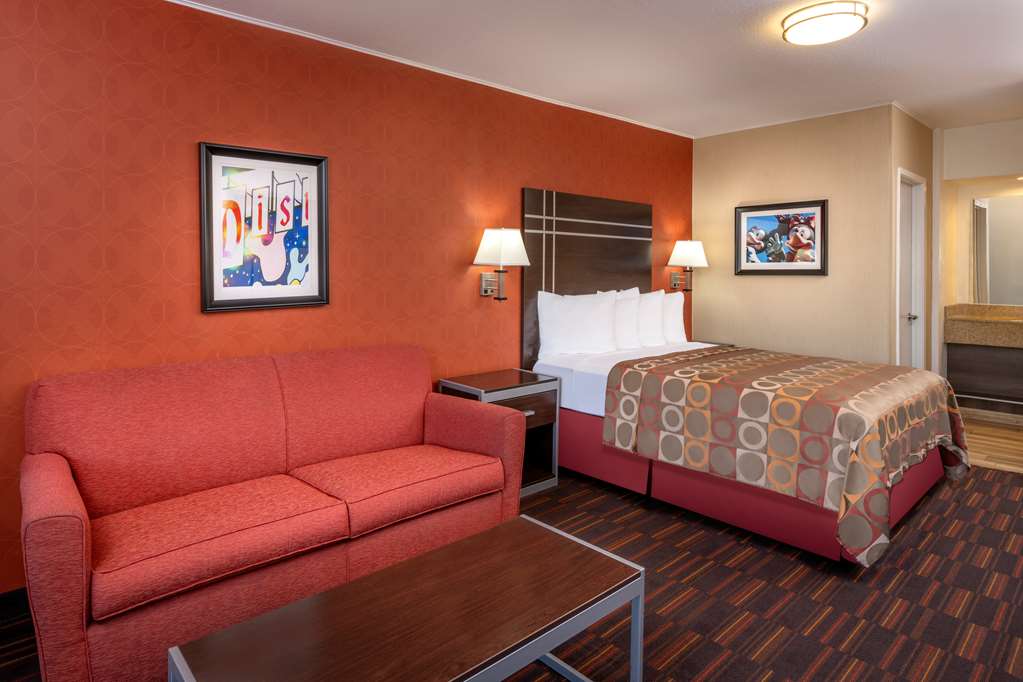 Best Western Plus Raffles Inn & Suites - photo 12