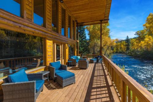 Riverside Haven - carbon neutral hotel in North Bend