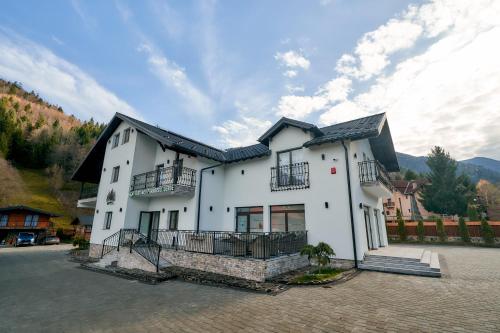 Pensiunea Paradisul Verde — 4-Star Luxury Hotel in Moisei, Romania