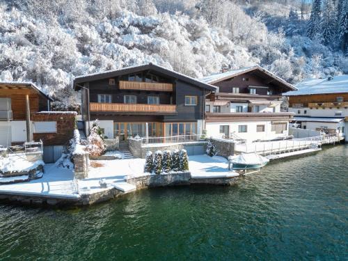 Finest Lakeside Villa Zell am See incl SUMMER CARD by All in One Apartments — 4-Star Luxury Hotel in Zell Am See, Austria