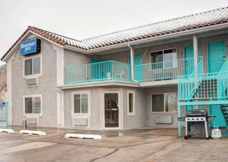 Cathedral Valley Inn - photo 2