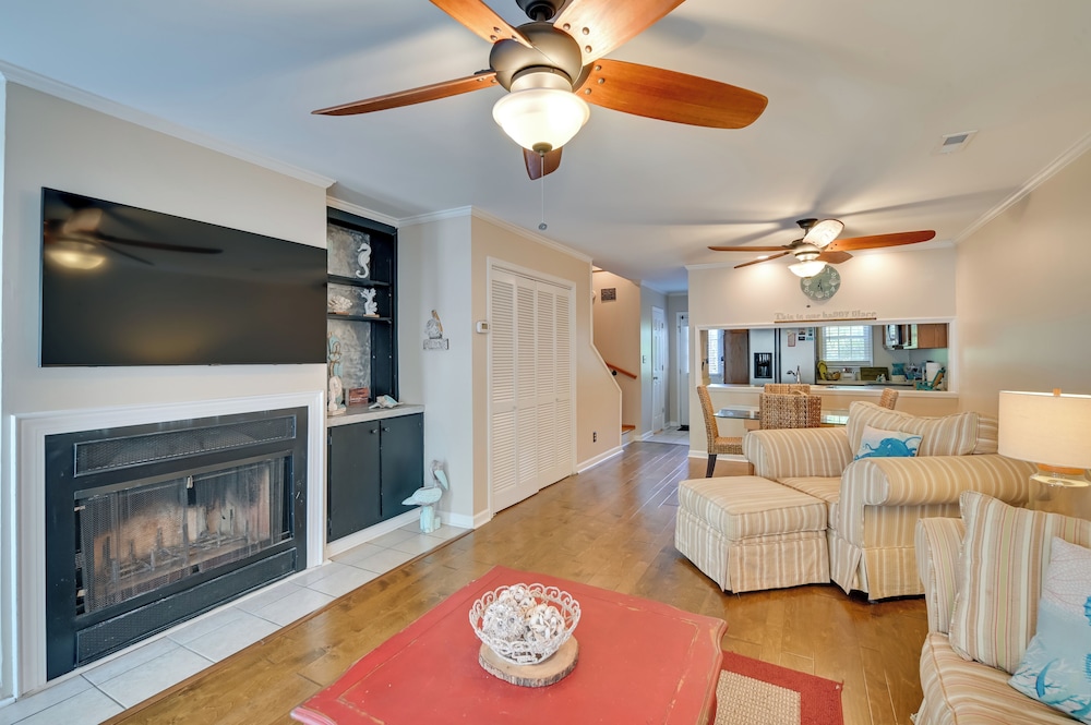 Coastal Vacation Rental 2 Mi to Huntington Beach — 4-Star Luxury Hotel in Myrtle Beach, United States